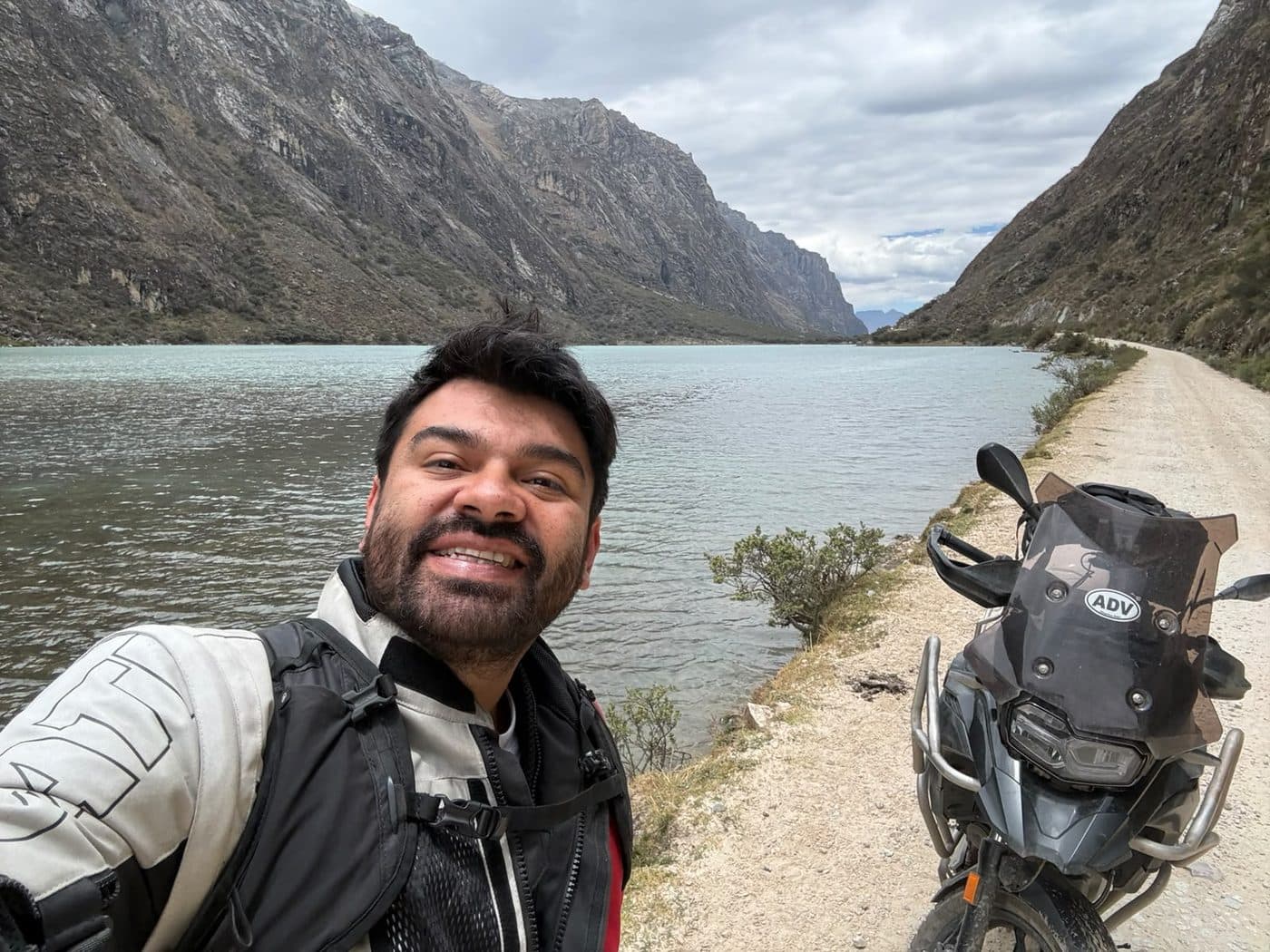 Moto de viaje en una carretera de la sierra del Perú