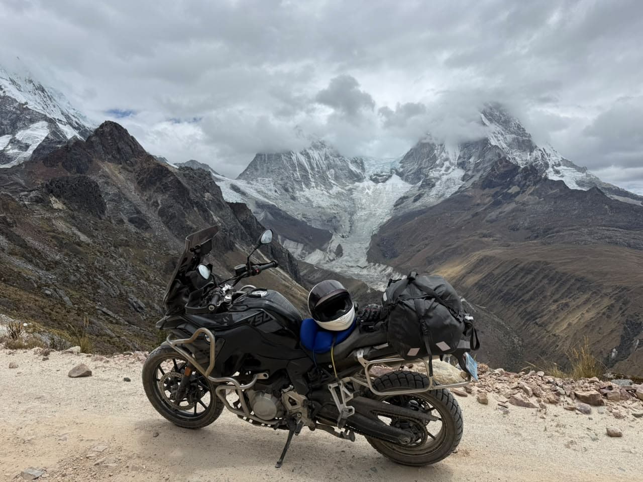 Moto de viaje en una carretera de la sierra del Perú