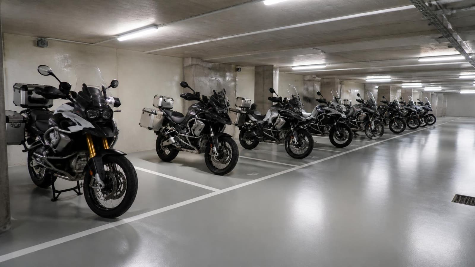 Motos de aventura con maletas guardadas en un garaje cerrado