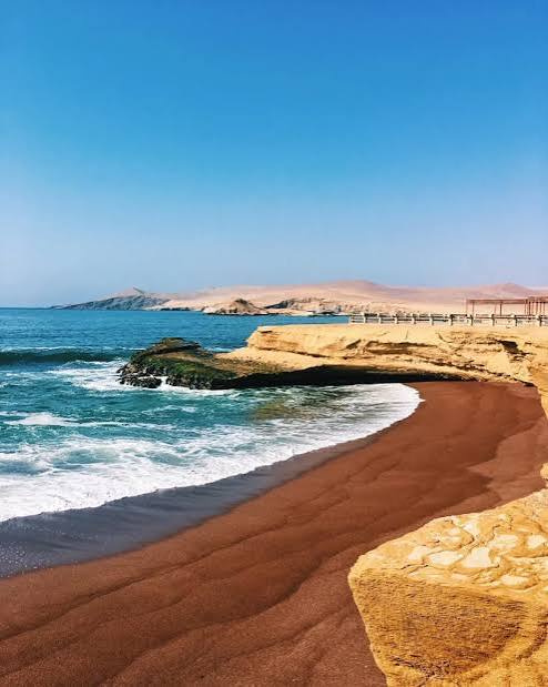 Playa Roja en la Reserva Nacional de Paracas